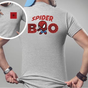 Puede incluir: Camiseta gris claro con un dise&ntilde;o de telara&ntilde;a roja en el bolsillo delantero y un gr&aacute;fico m&aacute;s grande en la espalda. El gr&aacute;fico de la espalda dice "SPIDER BOO" con un personaje de dibujos animados de Spider-Man.
