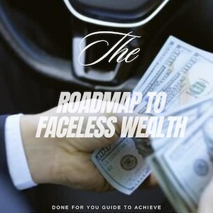 Könnte beinhalten: Eine Hand hält einen Stapel US-Dollar-Scheine. Der Text "The Roadmap to Faceless Wealth" ist über das Bild gelegt. Der Text "Done for you guide to achieve financial freedom using faceless account" befindet sich am unteren Rand des Bildes.