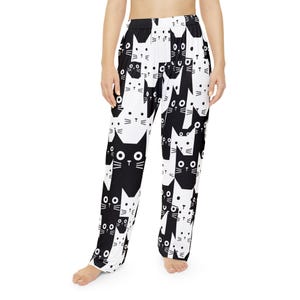 Svarta och vita kattpyjamasbyxor | Roliga katttryckta loungekläder bild 4