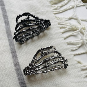 Halloween Skeleton Hand Hair Clip: Metal Skull Claw