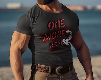 Puede incluir: Un hombre con una camiseta negra con el texto "ONE MORE REP" en rojo, una boina roja y pantalones cargo marrones.
