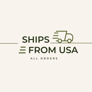 Może przedstawiać: Projekt graficzny na jasnokremowym tle z ciemnooliwkowym tekstem o treści SHIPS FROM USA oraz ALL ORDERS. Po prawej stronie słowa SHIPS znajduje się minimalistyczny rysunek liniowy ciężar&oacute;wki dostawczej z liniami ruchu.