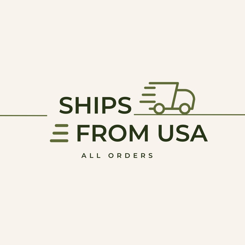 Może przedstawiać: Projekt graficzny na jasnokremowym tle z ciemnooliwkowym tekstem o treści SHIPS FROM USA oraz ALL ORDERS. Po prawej stronie słowa SHIPS znajduje się minimalistyczny rysunek liniowy ciężar&oacute;wki dostawczej z liniami ruchu.