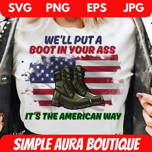 Peut inclure: T-shirt blanc avec le texte "WE'LL PUT A BOOT IN YOUR ASS" en rouge et bleu, et "IT'S THE AMERICAN WAY" en vert. Le motif comprend un drapeau américain et des bottes de combat vertes. Le texte "SIMPLE AURA BOUTIQUE" est en bas.