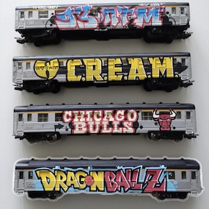 Miniatyrtåg med specialdesignad graffiti på begäran