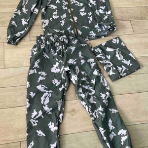 Traje de camuflaje de verano con sombrero tipo boonie y bolsa de almacenamiento, color verde-blanco.