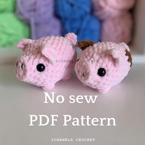 Puede incluir: Dos peluches de cerdo de crochet rosa con ojos negros. El cerdo de la izquierda tiene la nariz rosa y el cerdo de la derecha tiene la nariz marrón. El texto "No sew PDF Pattern" está escrito debajo de los cerdos. El texto "@chanels_crochet" está escrito debajo del texto "No sew PDF Pattern".