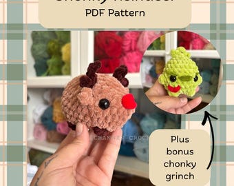 Könnte beinhalten: Ein gehäkeltes Rentier mit braunem Fell, dunkelbraunem Geweih, roter Nase und schwarzen Augen. Das Bild enthält auch einen gehäkelten grünen Grinch als Bonus. Der Text lautet "Chonky Reindeer PDF Pattern" und "Plus bonus chonky grinch."