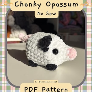 Puede incluir: Un peluche de ganchillo de una zarigüeya con cuerpo gris y blanco, orejas y patas negras y nariz rosa. El texto en la imagen dice Chonky Opossum No Sew by @chanels_crochet PDF Pattern. El peluche tiene una pequeña cola rizada y ojos negros.