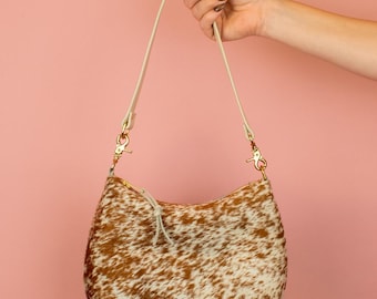 Smalle leren schoudertas met kastanjebruine koeprint, gespikkelde hair-on-hide handtas, westernaccessoires dames