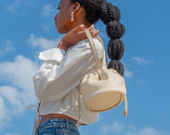 Süße Lederhandtasche, Bone White Scrunch Top Wristlet Bag