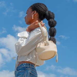 Süße Lederhandtasche, Bone White Scrunch Top Wristlet Bag