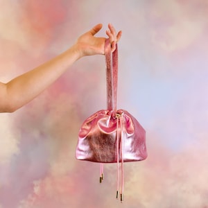 Leder Bucket Bag mit Kordelzug, Metallic Pink Slouchy Handtasche