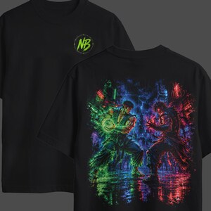 Puede incluir: Una camiseta negra con un pequeño logotipo verde "NB" en el pecho. La parte posterior muestra un gráfico vibrante y detallado de dos artistas marciales en posición de combate, rodeados de efectos de energía verdes y rojos sobre un fondo de ciudad oscura.