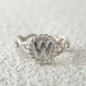 Anillo de plata de ley 925 con inicial de encaje delicado ~ Anillo apilable japonés delicado ~ Regalos para damas de honor ~ Regalos para mejores amigas ~ Anillo grabado ~ Anillo con letras