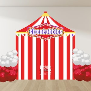Puede incluir: Un telón de fondo de carpa de circo a rayas rojas y blancas con las palabras "Circotubbies" en una pancarta morada. El telón de fondo está decorado con estrellas amarillas y está flanqueado por globos rojos y blancos.