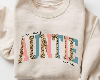 Sudadera In my Auntie Era, jersey con cuello redondo de leopardo para tía, jersey con estampado animal, regalo de hermana para tía, camiseta retro de tía, revelación de embarazo para tía