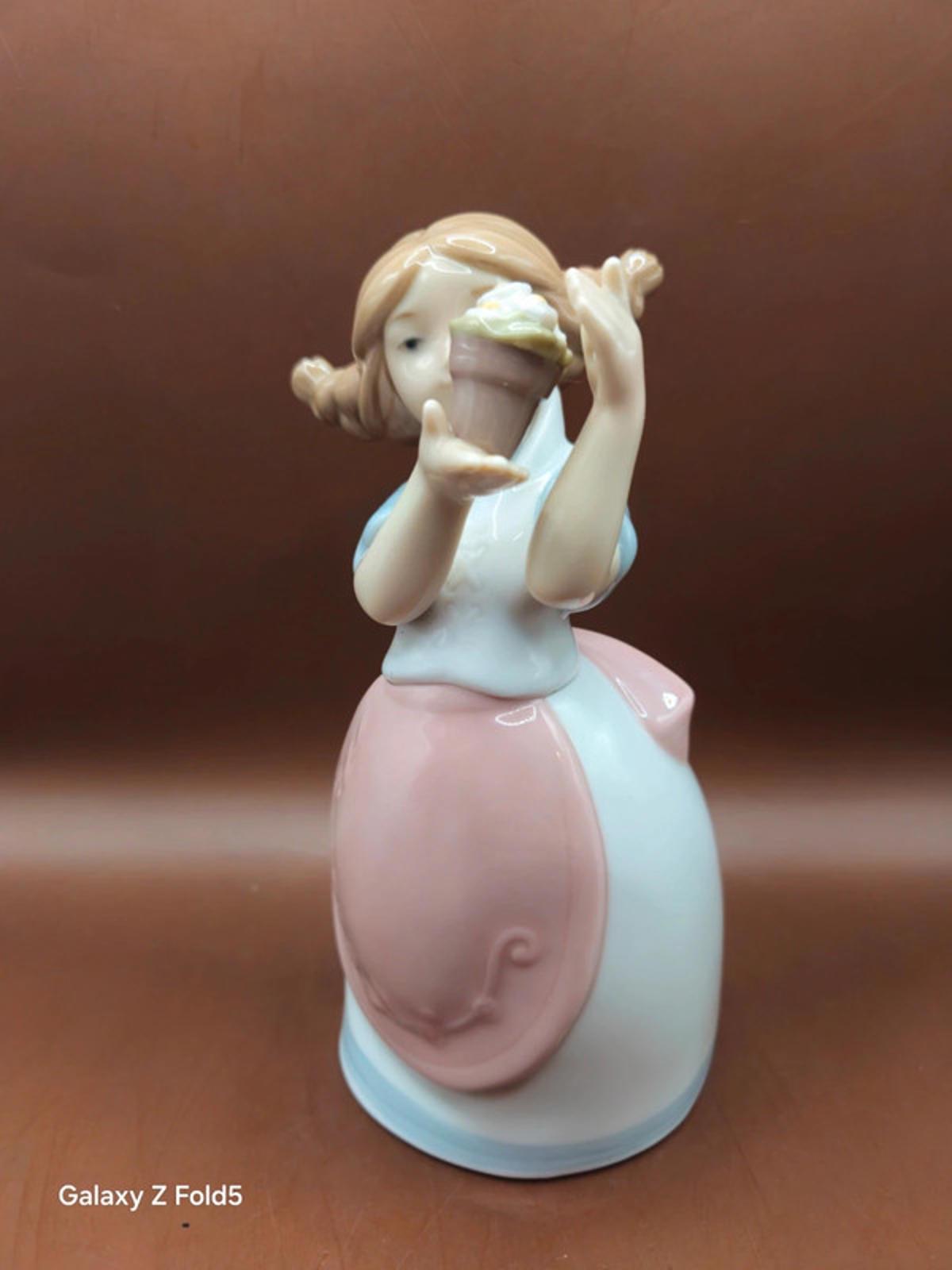 ヴィンテージ ナオ by リヤドロ 磁器製 少女 フラワーポット