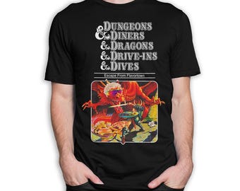 Puede incluir: Camiseta negra con una parodia de la portada del juego Dungeons & Dragons con un dragón rojo y un caballero. El texto dice "Dungeons & Diners & Dragons & Drive-Ins & Dives. Escape From Flavortown."