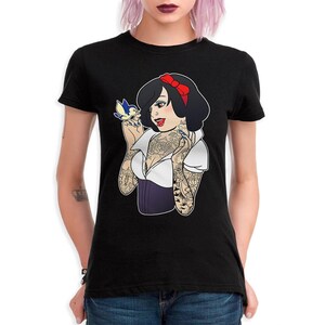 タトゥー入り白雪姫ロックTシャツ、メンズ・レディースサイズ（DIS-504678）