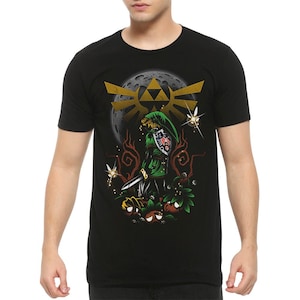 Puede incluir: Camiseta negra con un gráfico de Link de The Legend of Zelda de pie en un bosque con una luna y el símbolo de la Trifuerza en el fondo.