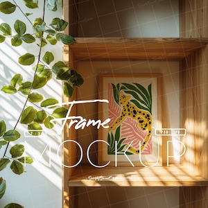 Puede incluir: Estante de madera con una impresión artística enmarcada que presenta un leopardo amarillo con manchas negras, flores rosas y hojas verdes. Las palabras "Frame Mockup" están escritas en blanco. Una planta verde frondosa está en el fondo.