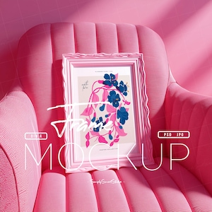 Può includere: Una stampa artistica incorniciata rosa con un design floreale di fiori blu e foglie rosa, appoggiata su una poltrona rosa. La stampa presenta il testo "Flower Fairy 1976" e "Austin Collection". La parola "Frame Mockup" è scritta sull'immagine.