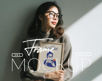Mockup di poster DIN A4, Mockup di poster con persona, Mockup di cornice per foto, Mockup di cornice per foto, Mockup di arte murale con persona, Mockup di poster alla moda