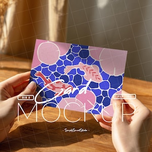 Maquette de carte en papier A5 avec la main d'une personne pour l'art d'illustration, maquette réaliste de carte horizontale pour vitrine d'oeuvres d'art de carte de voeux PSD
