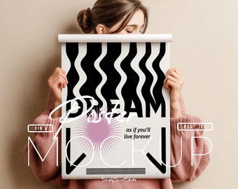 Mockup di poster con persona, Mockup di poster con mani, Mockup di carta A2, Mockup di cornice per foto, Mockup di donna con poster, Mockup DIN A ISO