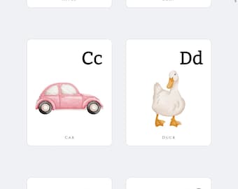 Puede incluir: Un conjunto de seis tarjetas de alfabeto con ilustraciones. Las letras son A, B, C, D, E y F. Las ilustraciones son una manzana, un barco, un coche, un pato, huevos y flores.