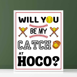 Puede incluir: Una impresión enmarcada con un borde blanco presenta el texto "WILL YOU BE MY CATCH AT HOCO?" en letras negras en negrita. Gráficos de béisbol y softbol, ​​incluidos bates, pelotas y un guante, están incorporados en el diseño, sobre un fondo verde.