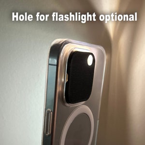 K&ouml;nnte beinhalten: Eine transparente Handyh&uuml;lle mit einer schwarzen Kameraobjektivabdeckung und einem wei&szlig;en Kreis f&uuml;r kabelloses Laden. Der Text "Hole for flashlight optional" ist oben im Bild sichtbar.