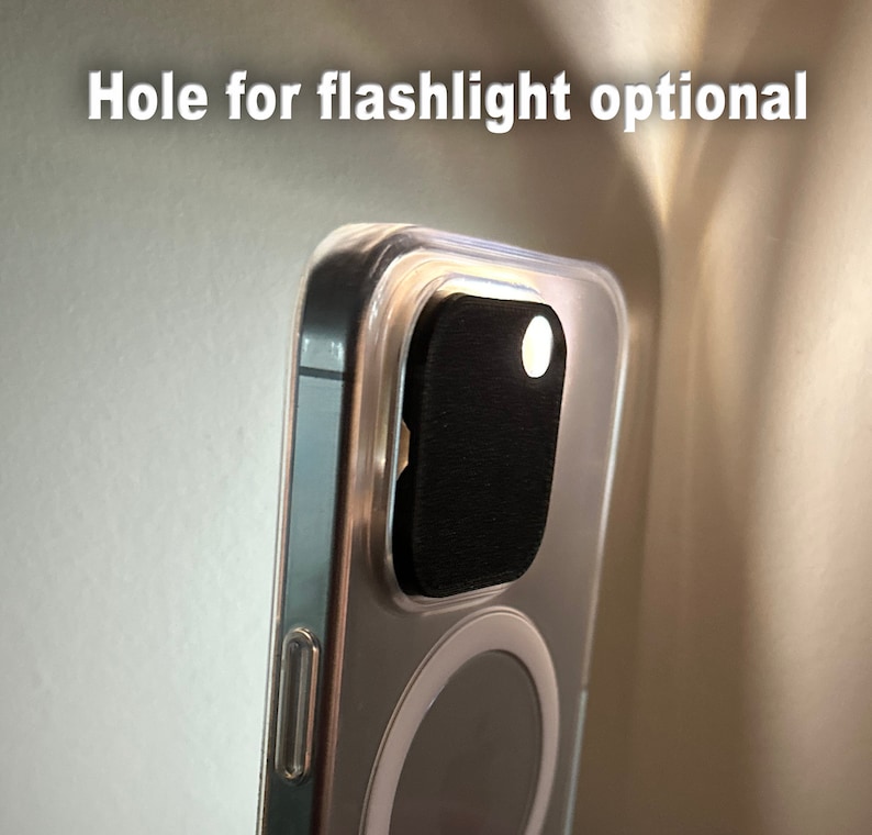 K&ouml;nnte beinhalten: Eine transparente Handyh&uuml;lle mit einer schwarzen Kameraobjektivabdeckung und einem wei&szlig;en Kreis f&uuml;r kabelloses Laden. Der Text "Hole for flashlight optional" ist oben im Bild sichtbar.