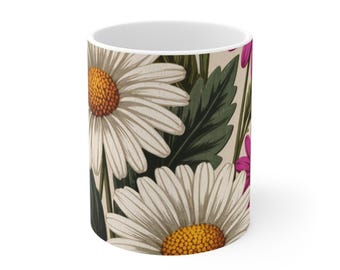 Puede incluir: Taza de cerámica blanca con un diseño floral vintage. El diseño incluye grandes margaritas blancas con centros amarillos, hojas verdes y flores rosas sobre un fondo crema. La taza es de tamaño estándar.