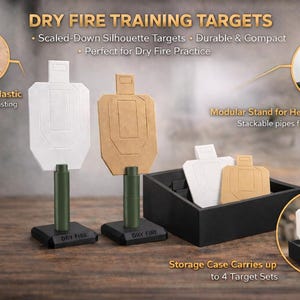 Op de afbeelding: Droogvuur trainingsdoelen. De afbeelding toont witte en bruine silhouetdoelen met groene stands en zwarte bases. De doelen zijn gemaakt van duurzaam PLA-plastic en zijn verkleind voor droogvuuroefeningen. Een zwarte opbergkoffer bevat maximaal vier doelsets.