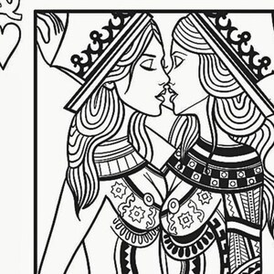 Puede incluir: Ilustraci&oacute;n en blanco y negro de dos mujeres bes&aacute;ndose. Llevan tocados ornamentados y ropa detallada con patrones geom&eacute;tricos y florales. La imagen es un dibujo o una p&aacute;gina para colorear.