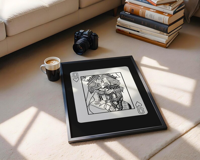 Arte mural de la Reina de Corazones Lesbiana / Lámina de cartas de juego sáficas / Decoración para parejas queer / Póster de amor LGBTQ / Arte minimalista en blanco y negro imagen 7