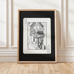 Puede incluir: Impresi&oacute;n art&iacute;stica en blanco y negro enmarcada con un dise&ntilde;o de carta de juego Reina de Corazones. La ilustraci&oacute;n representa a dos reinas abraz&aacute;ndose y bes&aacute;ndose. La obra de arte est&aacute; sobre un fondo negro dentro de un marco de madera, ideal para decoraci&oacute;n de pared.