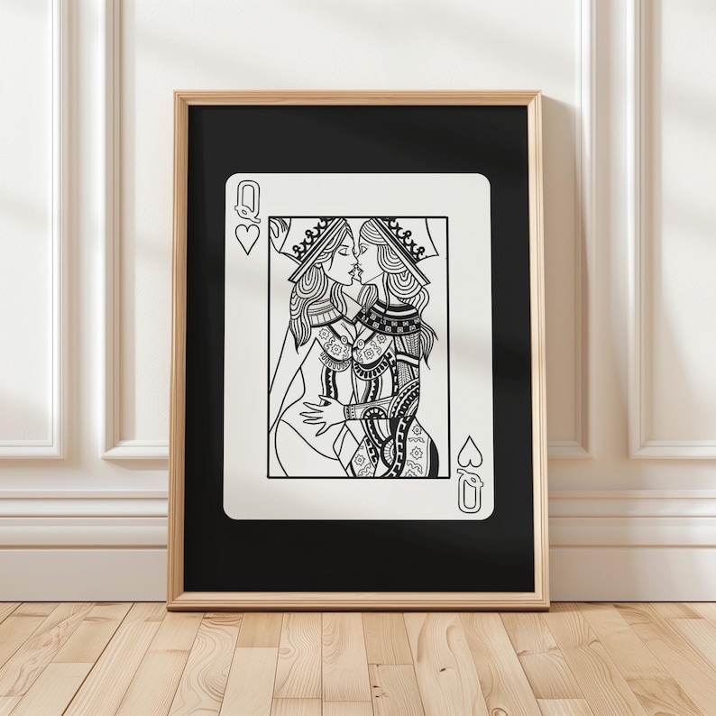Puede incluir: Impresi&oacute;n art&iacute;stica en blanco y negro enmarcada con un dise&ntilde;o de carta de juego Reina de Corazones. La ilustraci&oacute;n representa a dos reinas abraz&aacute;ndose y bes&aacute;ndose. La obra de arte est&aacute; sobre un fondo negro dentro de un marco de madera, ideal para decoraci&oacute;n de pared.
