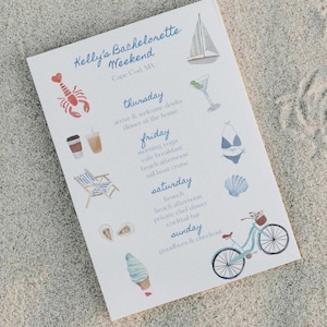Puede incluir: Una ilustración de acuarela de un itinerario de fin de semana de despedida de soltera en Cape Cod, Massachusetts. La ilustración presenta una langosta, un velero, una copa de martini, una estera de yoga, una silla de playa, una concha, una bicicleta y un cono de helado. El itinerario incluye actividades para el jueves, viernes, sábado y domingo.