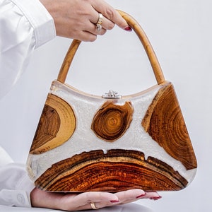 Bolso de mano para mujer con caja de regalo, bolso de mano etéreo de madera hecho a mano, hecho de madera de teca sostenible y resina epoxi, bolso único y ecológico.