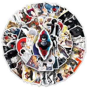 Peut inclure: Un ensemble d'autocollants de style anime représentant divers personnages et scènes. Les autocollants présentent une gamme de couleurs, notamment le rouge, le bleu, le noir et le blanc, avec des illustrations détaillées et des poses dynamiques. Les autocollants sont disposés en cercle.