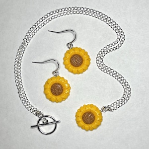 Sunflower earrings and necklace set | yellow flower | springtime | gift set | ear hook | curb chain | pretty & fun | bohochic | Mother’s Day