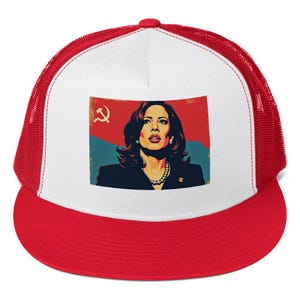 Könnte beinhalten: Eine rote und weiße Trucker-Kappe mit Netzrücken. Die Vorderseite der Kappe zeigt ein farbenfrohes Bild einer Frau mit einem roten Stern- und Hammersymbol.