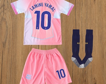 けーとらべる バルセロナ　限定　ユニフォーム　ラッシュフォード 14 背番号14のバルセロナのユニホームを手にするラッシュフォード（AP