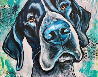 Op de afbeelding: Een close-up schilderij van een zwart-witte hond met blauwe accenten. Het gezicht van de hond is het middelpunt van het schilderij, met zijn ogen en neus duidelijk zichtbaar. De achtergrond is een mix van groene, blauwe en witte abstracte vormen.