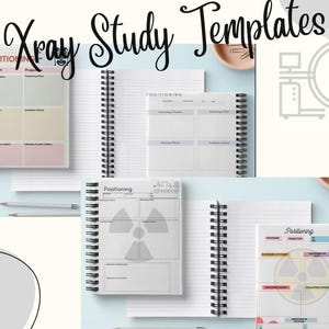 Könnte beinhalten: Spiralgebundene Notizbücher mit dem Text "Xray Study Templates". Die Notizbücher haben Abschnitte für Positionierung, Verfahren und Bewertungskriterien. Bleistifte und eine hellblaue Oberfläche sind ebenfalls sichtbar.
