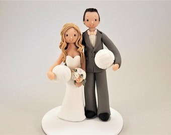 Braut & Bräutigam mit Volleybällen Hochzeitstorte Topper - von MUDCARDS