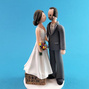 Topper de pastel de boda personalizado para novia corta y novio alto, por MUDCARDS
